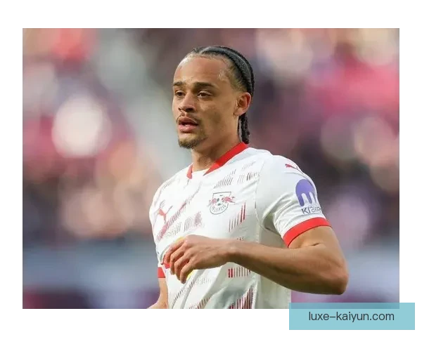 哈维·西蒙斯在巴萨青训留下深刻印记，备受关注的年轻天才